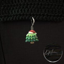 Groene kerstboom met kerstmuts