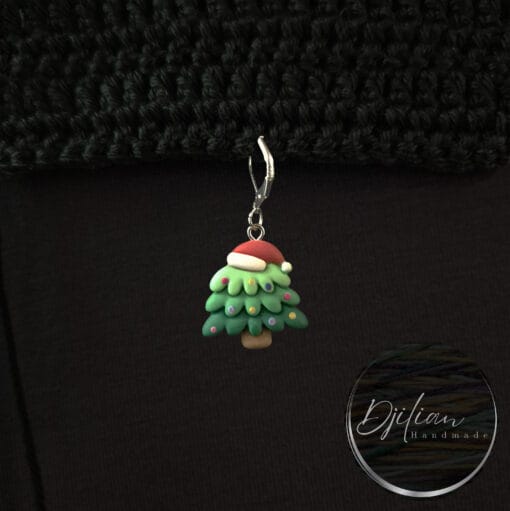Groene kerstboom met kerstmuts