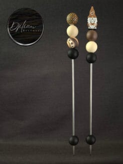 Ami-sticks met koffie gnome kabouter, hulpmiddel voor het bij elkaar houden van amigurumi-onderdelen