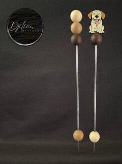 Ami-sticks met lichtbruine hond, hulpmiddel voor het bij elkaar houden van amigurumi-onderdelen