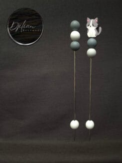 Ami-sticks met wit en grijze poes, hulpmiddel voor het bij elkaar houden van amigurumi-onderdelen