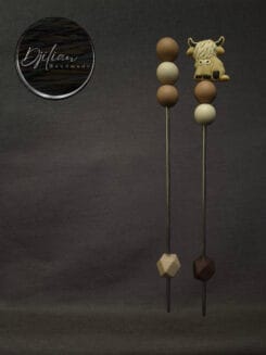 Ami-sticks met lichtbruine highland koe, hulpmiddel voor het bij elkaar houden van amigurumi-onderdelen