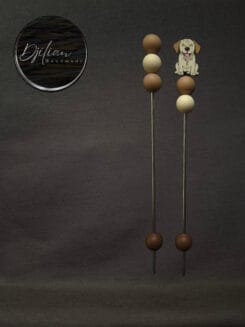 Ami-sticks met lichtbruine hond, kleurverdeling kan licht variëren