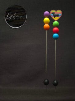 Ami-sticks met hond in regenbooghart, hulpmiddel voor het bij elkaar houden van amigurumi-onderdelen