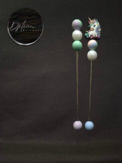 Ami-sticks met een eenhoorn, hulpmiddel voor het bij elkaar houden van amigurumi-onderdelen