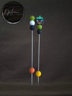 Ami-sticks met ketel met toverdrank, hulpmiddel voor het bij elkaar houden van amigurumi-onderdelen